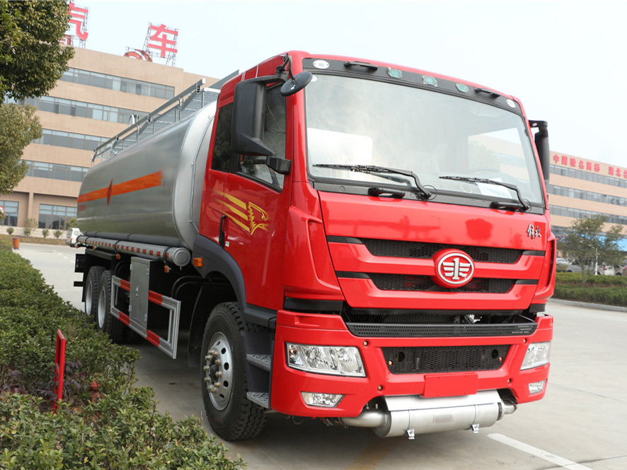解放后八輪(23方)運(yùn)油車(chē)