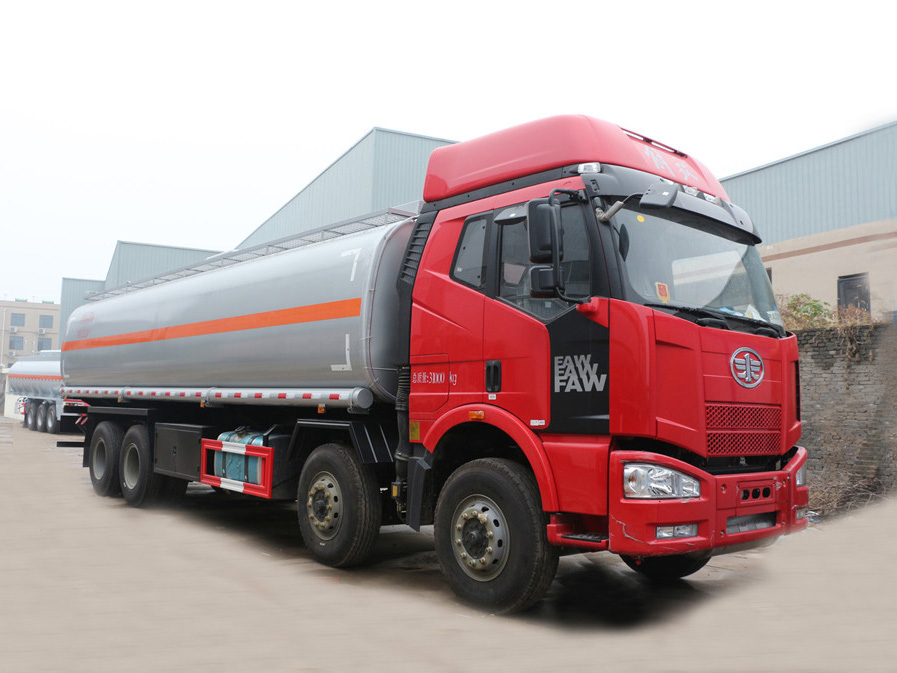 解放前四后八(32方)運(yùn)油車(chē)