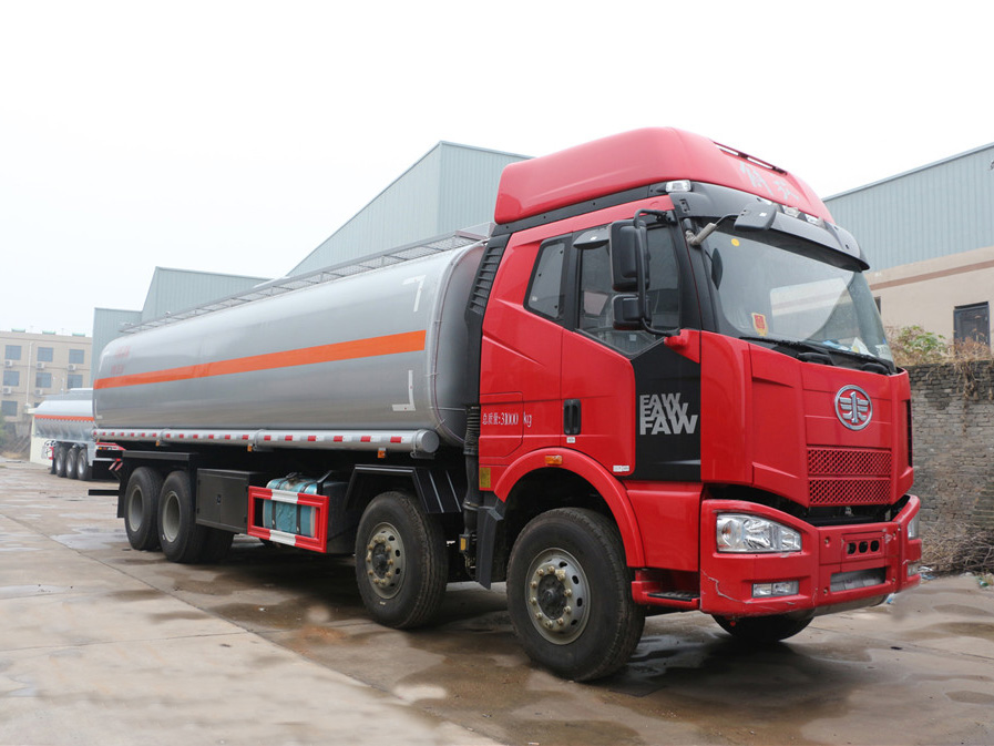 解放前四后八（29方）運(yùn)油車