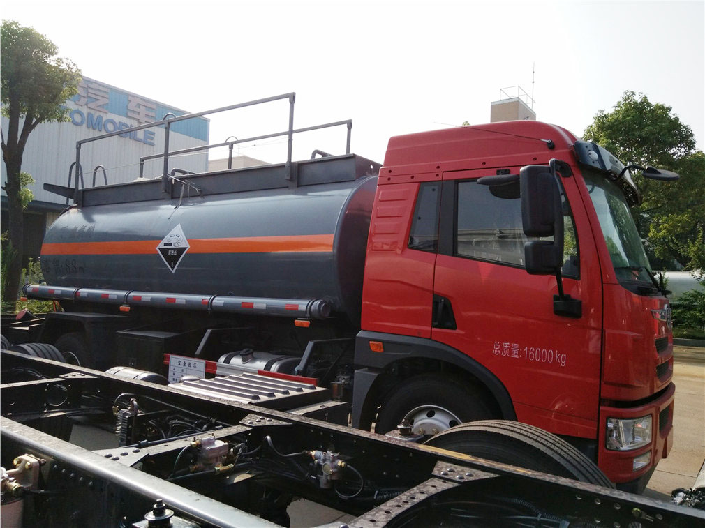 解放龍V腐蝕性物品罐式運(yùn)輸車