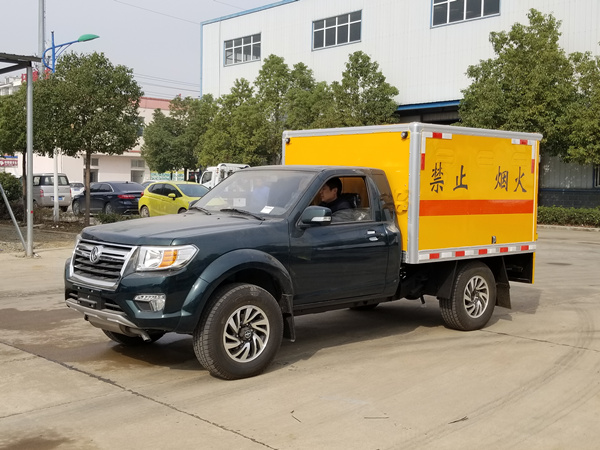 華通牌HCQ5030XQYZN5型爆破器材運輸車(東風日產，四驅，皮卡）