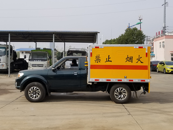 東風(fēng)日產(chǎn)四驅(qū)皮卡爆破車4
