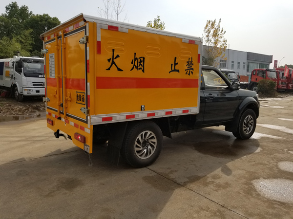 東風(fēng)日產(chǎn)四驅(qū)皮卡爆破車2