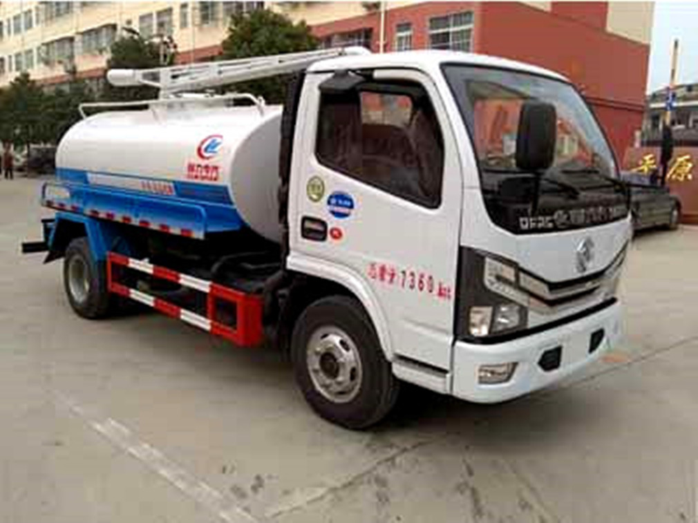 國六小多利卡5方吸糞車。