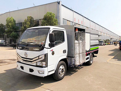 國六小多利卡護(hù)欄清洗車