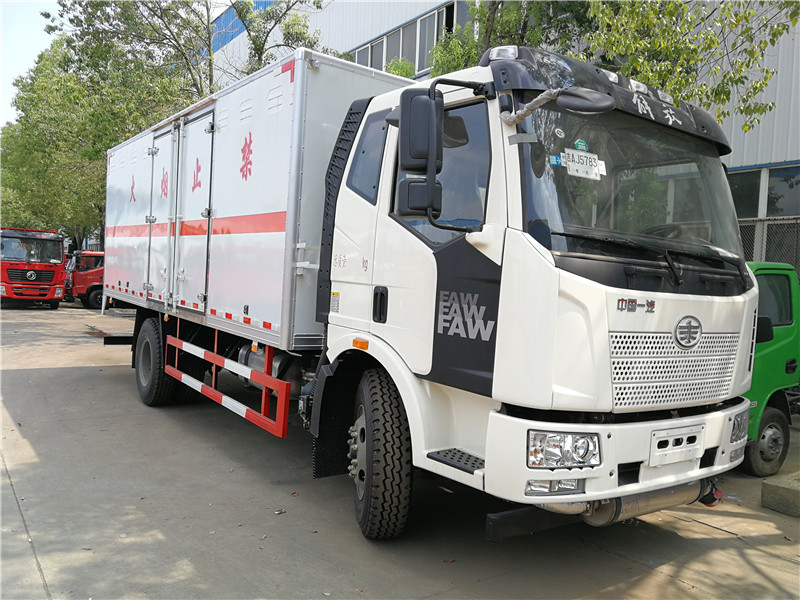 解放6.2米（10.4噸）腐蝕品廂式車