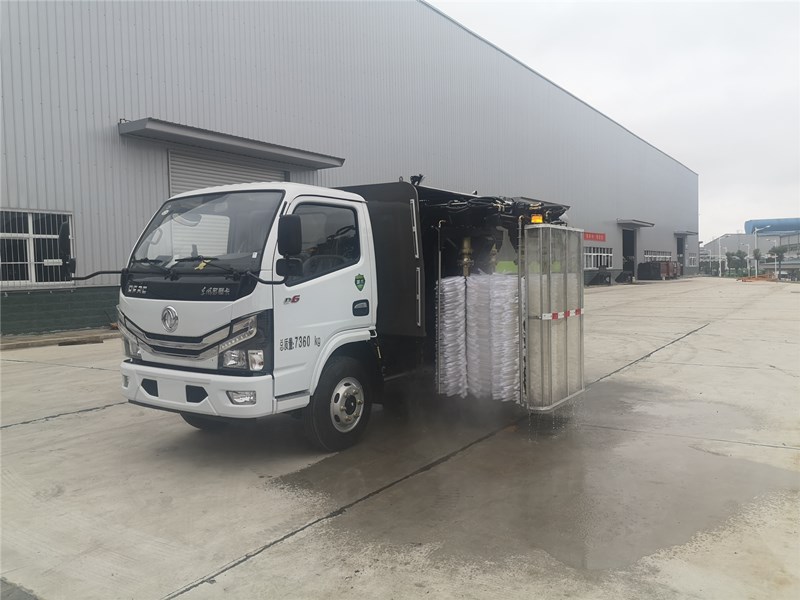 國六東風(fēng)4.5方城市護(hù)欄清洗車